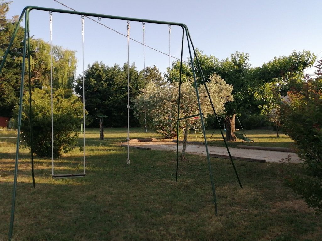 Portique et terrain de boules